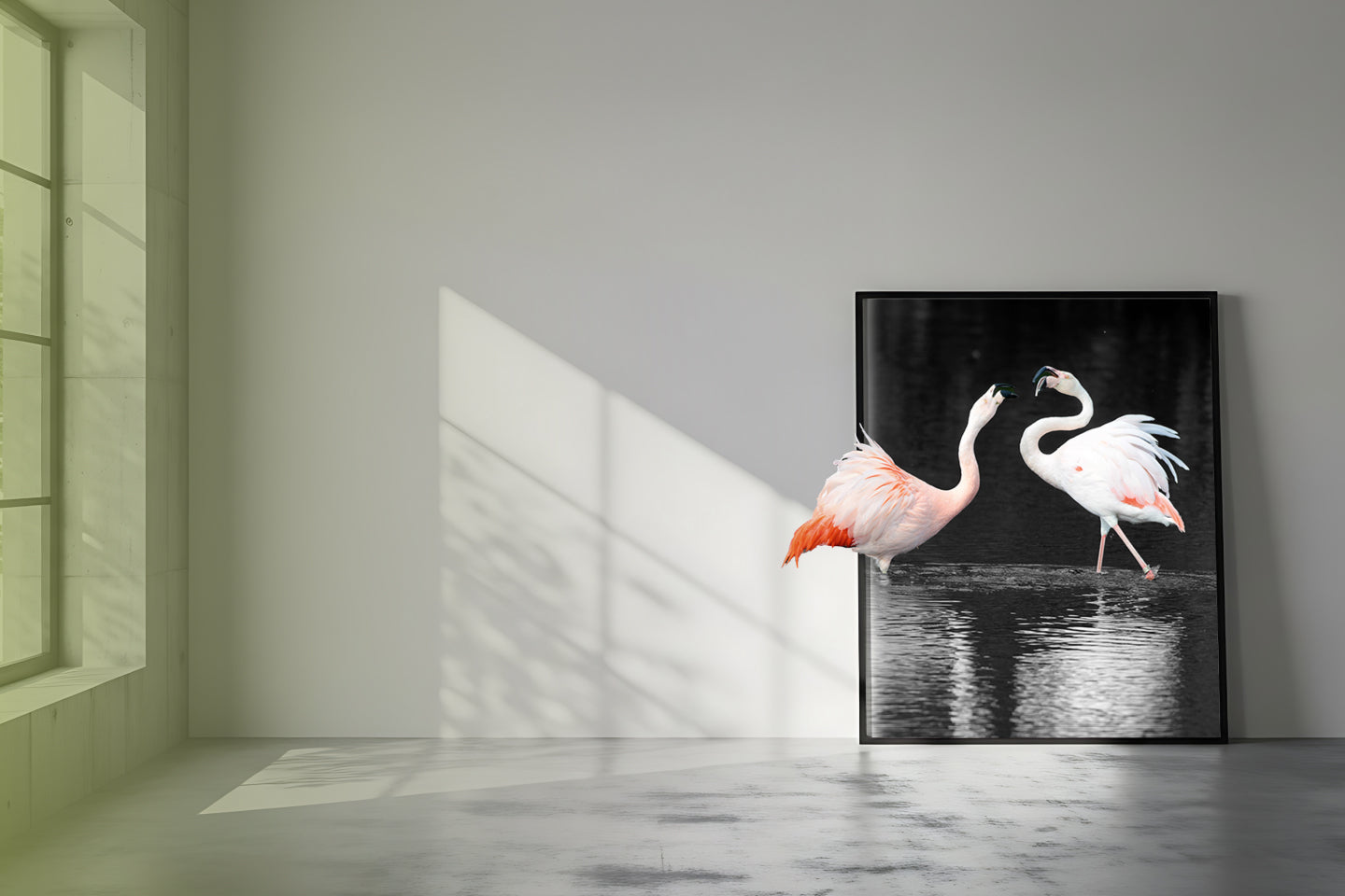 Zwei sich anschauende rosa Flamingos im Wasser. Einer ragt in schlichter gräulicher Umgebung zur Hälfte aus dem Bild.