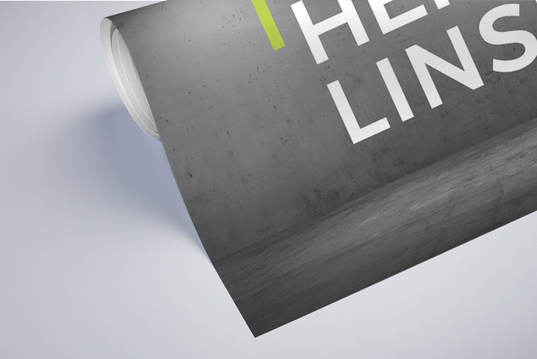 Mock-up als halb aufgerolltes semi-mattes Poster mit Platzhalter-Motiv der Heimatlinse.
