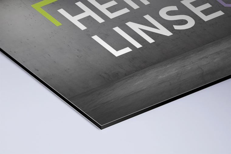 Mock-up als matter UV-Direktdruck auf Aluverbund mit Platzhalter-Motiv der Heimatlinse.