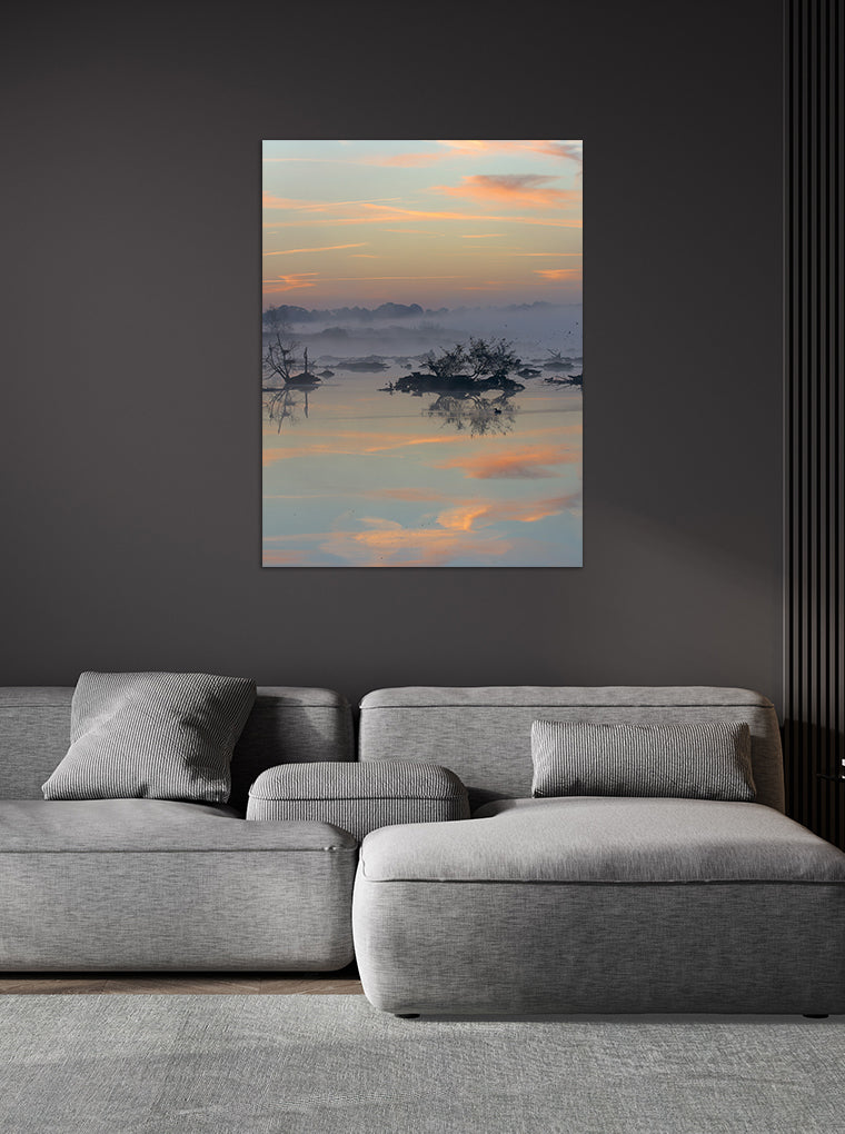Darstellung eines Art Prints der Heimatlinse hängend an einer Wand in dunkler Umgebung mit Motiv eines ruhigen Abends im Zwillbrocker Venn.
