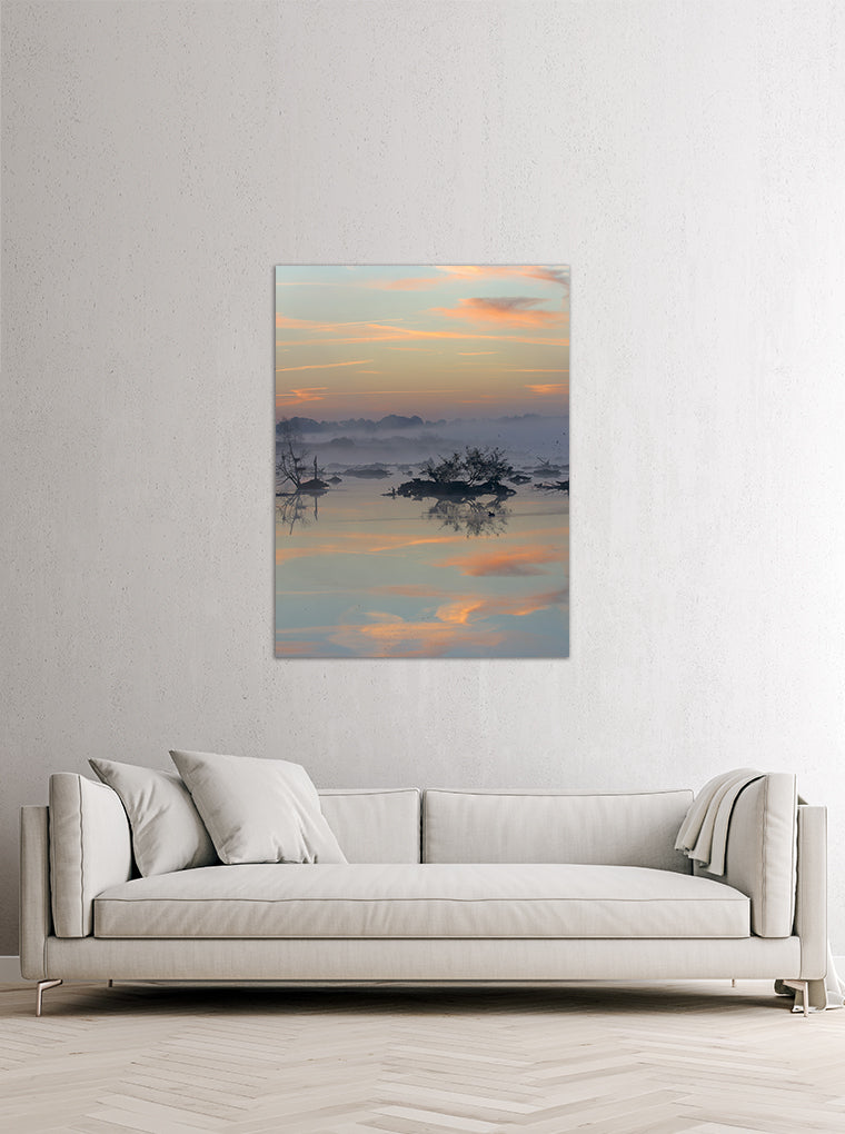 Darstellung eines Art Prints der Heimatlinse hängend an einer Wand in heller Umgebung mit Motiv eines ruhigen Abends im Zwillbrocker Venn.