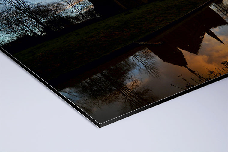 Darstellung eines Art Prints der Heimatlinse als matter UV-Direktdruck auf Aluverbund mit Motiv von Kirchen-Silhouetten bei Abendstimmung.