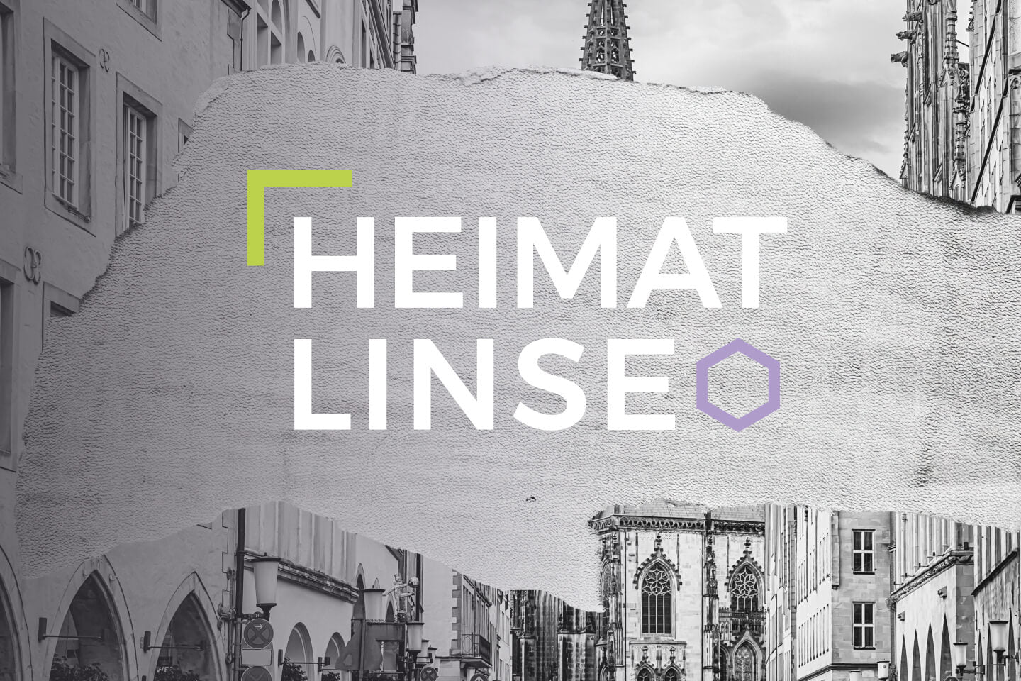 Logo der Heimatlinse vor schwarz-weißem Hintergrund mit halb eingerissenen Stadtmotiv.